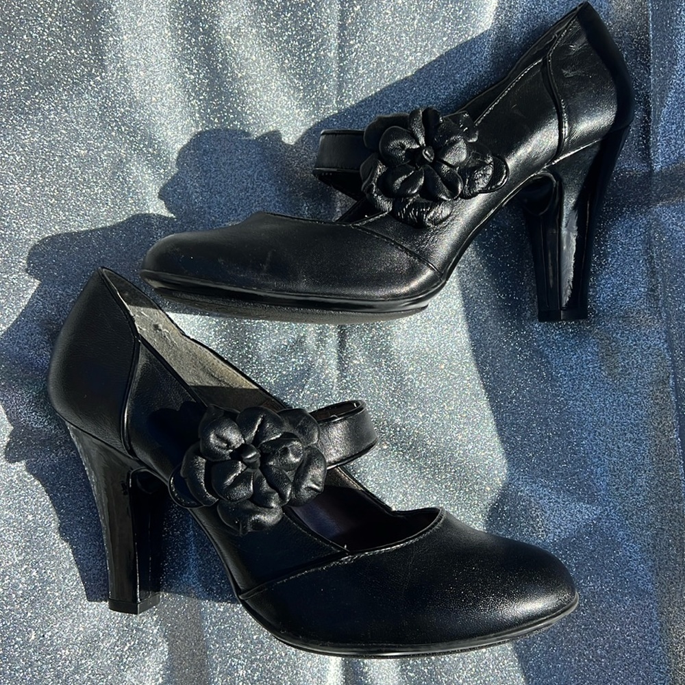 NEW!!  Eurosoft by Sofft Leather Mary Jane Pump with Floral Rosette. Size 10